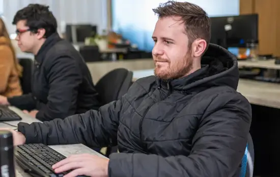 Homem trabalhando no computador