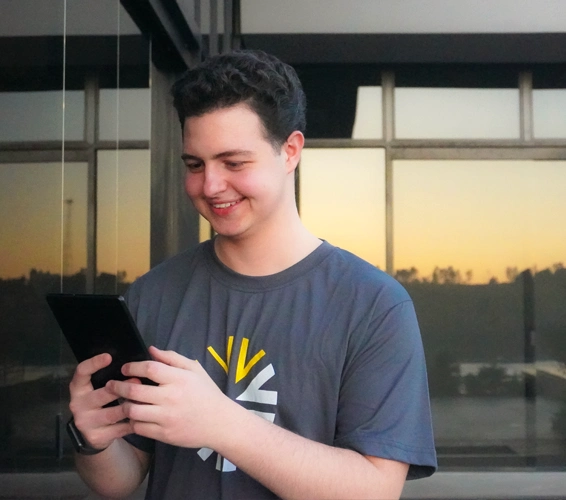 Funcionário olhando tablet na área de convivência da empresa