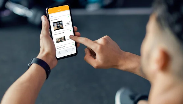 Imagem de um celular com o app do Secullum Academia aberto