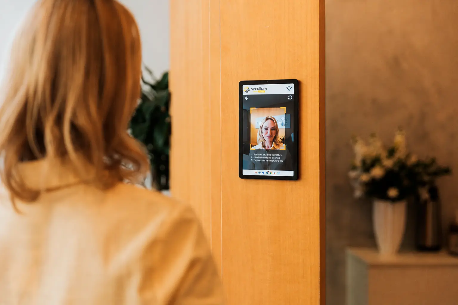 Registro de ponto por reconhecimento facial em um tablet