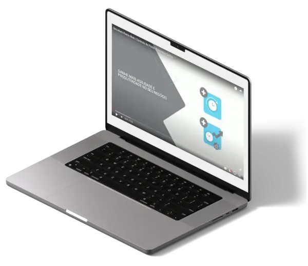 Uma mulher escrevendo em uma folha de papel