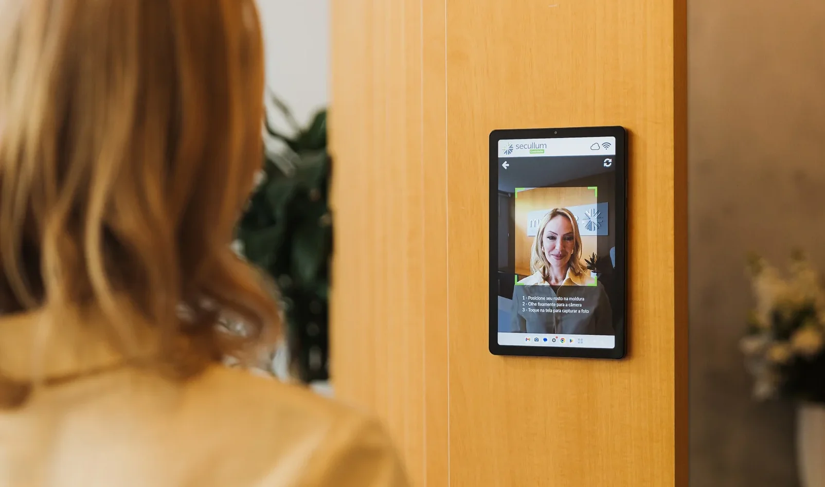 Registro de ponto por reconhecimento facial em um tablet