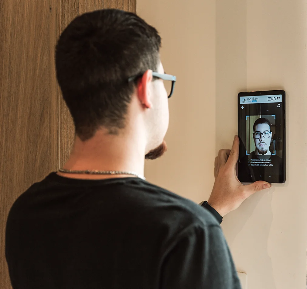Homem utilizando o controle de acesso com reconhecimento facial