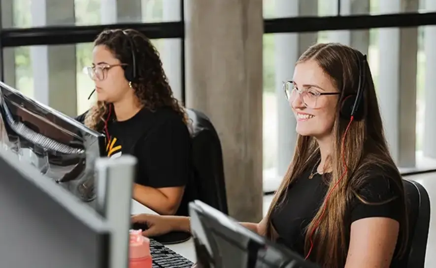 Mulher trabalhando no computador