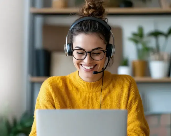 Uma mulher com fone de ouvido realizando atendimento de suporte