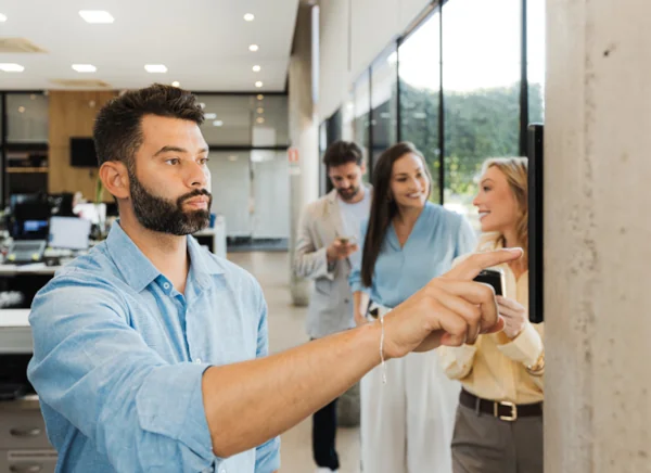 Imagem de um homem olhando para o tablet