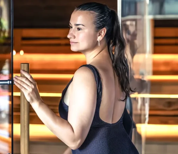Mulher se exercitando em uma academia